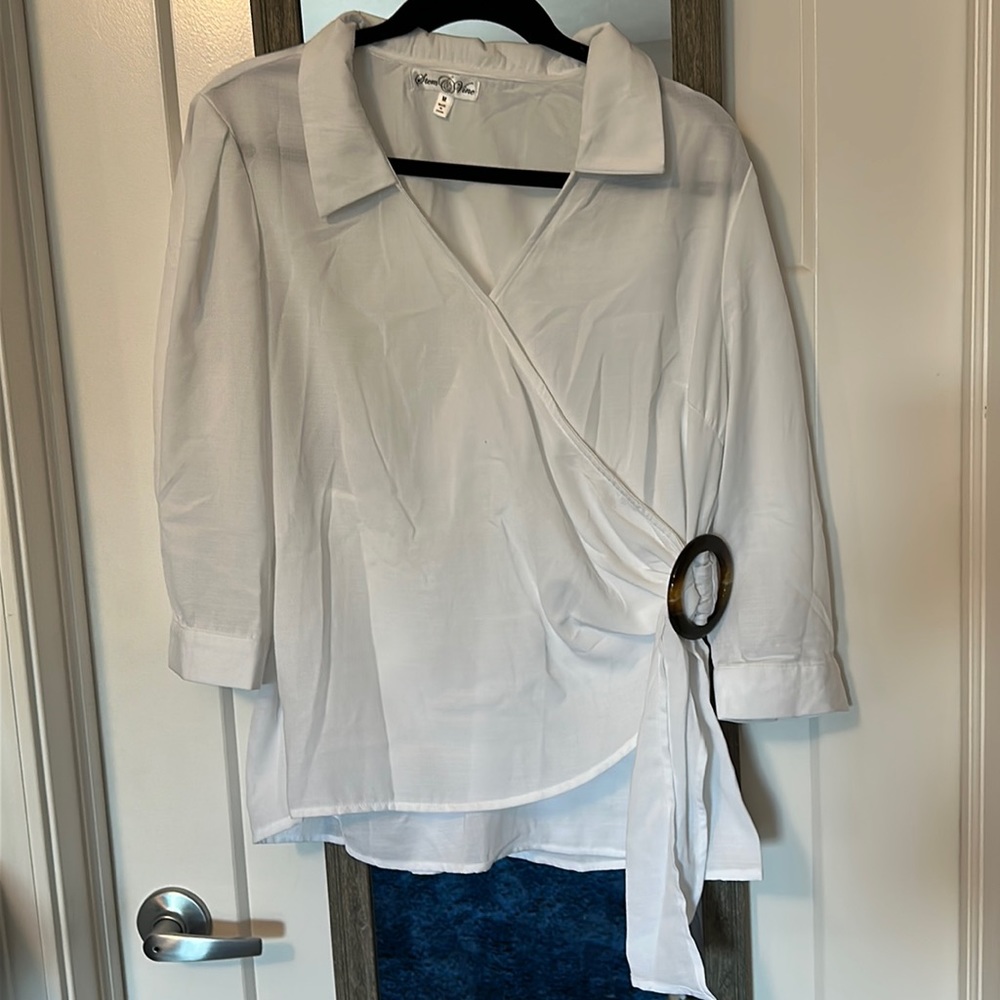 Stem & Vine cute white top size medium!